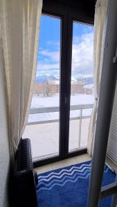 土绪尔Superbe appartement à 50m des pistes parking privé的客房设有可欣赏雪景的窗户。