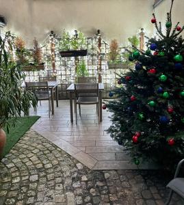 巴黎艾米拉丰达利酒店的一间设有桌椅的房间的圣诞树