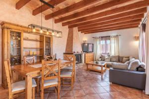 波多佩特罗Villa Maya的客厅配有木桌和沙发