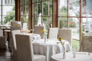 Adler Spa Resort Dolomiti餐厅或其他用餐的地方