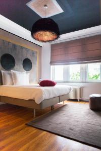 布鲁塞尔Smartflats City - Manneken Pis的一间卧室,卧室内配有一张大床