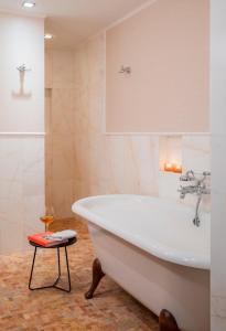 利沃夫莱奥波利斯酒店的带浴缸和凳子的浴室