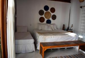 巴拉格兰德Barra Suítes的一间卧室配有两张床和一张桌子