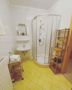基茨比厄尔Hof Oberhaus的带淋浴和盥洗盆的浴室