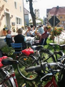 福恩施特劳斯祖尔帕斯特酒店的一群人坐在桌子上,骑着自行车