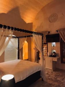 MidyatKasri Mezopotamya的一间卧室配有一张带天蓬的床