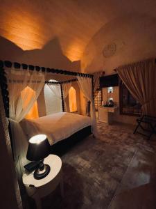 MidyatKasri Mezopotamya的一间卧室配有一张带台灯的床铺,