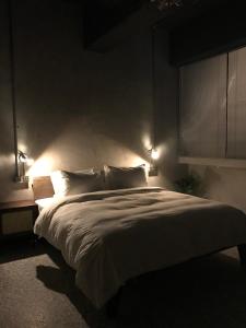台南The Retro Tai-Pan的一间卧室配有一张大床和灯光