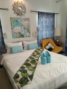 Ban Hua NaCessna Park Resort and Hotel的一间卧室,床上有蓝色鞋