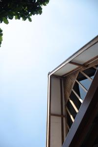 万隆萨玛米花园旅馆的带有梯子的建筑物的开放式窗户