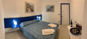 卡塔尼亚欧式微格图瑞提可酒店的一间卧室配有一张蓝色灯床