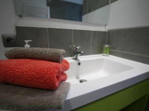 万塞Gîte Vincey, 2 pièces, 2 personnes - FR-1-589-262的浴室配有白色浴缸和红色毛巾。