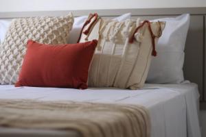 皮帕Fontes da Pipa by Liiv Rooms的床上有四个枕头