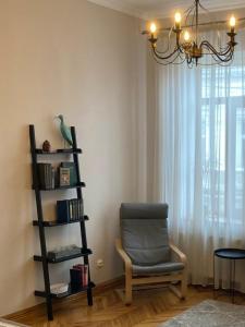 捷尔诺波尔Квартира в центрі Тернополя的客厅配有椅子和吊灯