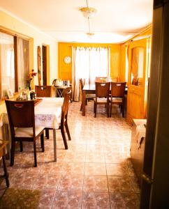 维库尼亚La Huerta的厨房以及带桌椅的用餐室。