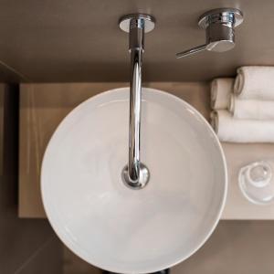 里乔内Hotel Adlon - FRONTE MARE的白色浴室水槽,带铬水龙头