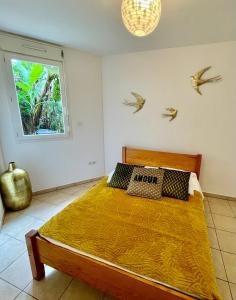 圣丹尼斯Nouveauté - L'Oasis - T3 - 70 M2 - Jacuzzi的卧室配有一张墙上鸟床