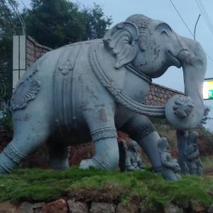 马杜赖Mount Retreat Resorts - Madurai的站在草地上的象雕像