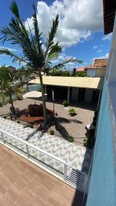 皮涅拉Pousada Encantos do Sul的从棕榈树度假村的阳台可欣赏到风景