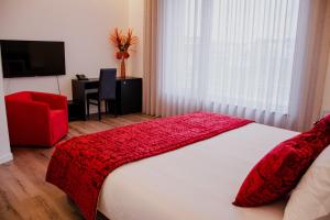 莫什港5ª Vigia的一间卧室配有一张床铺,床上铺有红色毯子