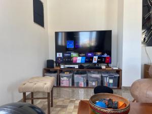卡尚布Lindo apartamento em Caxambu的客厅配有大屏幕平面电视