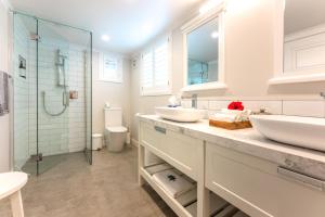 欧尼罗亚Hampton Court的白色的浴室设有2个盥洗盆和淋浴。