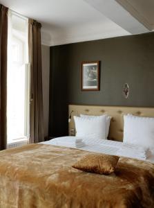 马斯特里赫特Boutique Hotel Grote Gracht的一间卧室配有一张大床,上面有枕头