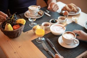 法申凯米特小木屋酒店的一张木桌,早餐包括咖啡和水果