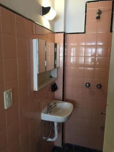 马德普拉塔Casa Nanet Hotel的一间带水槽和镜子的浴室