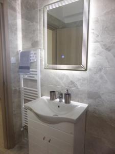 拉里萨DREAM HOME的浴室设有白色水槽和镜子