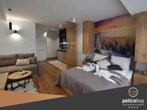 科帕奥尼克Apartman PETICA KOP A8 Kopaonik的一间卧室,床上有两只白色动物
