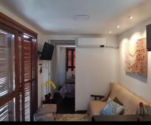 巴热Lugar encantador com bela paisagem的带沙发和电视的客厅