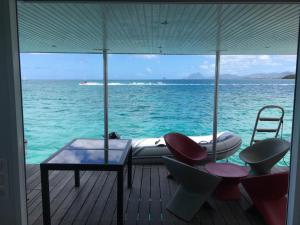 勒马兰Aqualodge Martinique的从船背面可欣赏到海景