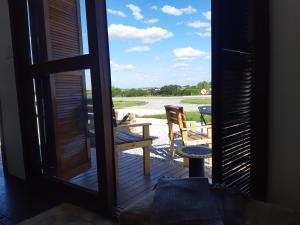 巴热Lugar encantador com bela paisagem的享有门廊的景致,配有桌椅