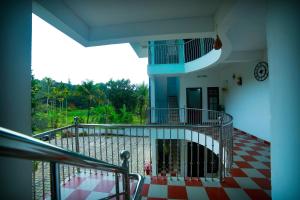 瓦亚纳德Bethel Service Villa, Mananthavady, Wayanad的享有带螺旋楼梯的建筑的景致