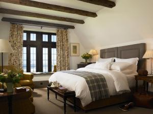 敦贝格Trump International Golf Links & Hotel Doonbeg Ireland的卧室配有一张带白色床单和枕头的大床。