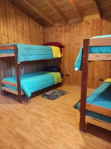 里坎雷Cabañas Los Arrayanes的小屋内带两张双层床的客房