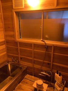 京都Benidaruma - Sakuramochi的小型浴室设有水槽和浴缸。