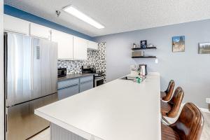 冬季公园Snowblaze Studio的厨房配有白色的柜台和冰箱。