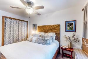 铜山Copper Valley 107的一间卧室配有一张大床和吊扇