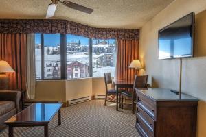 克雷斯特德比特Grand Lodge Condo in the Heart of Mt CB condo的酒店客房设有一张书桌和一个大窗户。