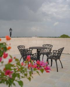 巴夫那加尔Tree of Life Darbargadh Dared的鲜花庭院里的桌椅