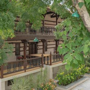 巴夫那加尔Tree of Life Darbargadh Dared的带阳台的建筑,树木和植物