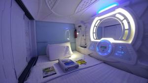 万隆TABHotel Capsule Bandung的小房间,飞机上配有一张床