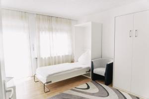 达姆施塔特Apartment-EG-05的白色的房间,配有椅子和镜子