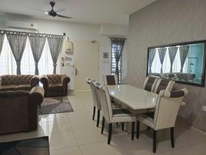 居銮Homestay DTepian Bayu Bandar Seri Impian Kluang的一间带桌椅的用餐室