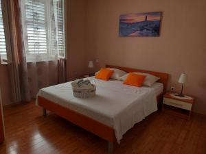 普莱克Rooms Mediterranean Gardens的一间卧室,配有一张带篮子的床