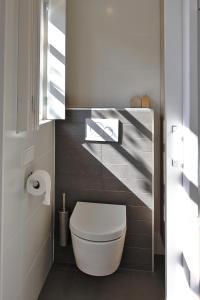 栋堡Vakantiehuisje Lijsterhofstraat 13 - Baddomburg的一间位于客房内的白色卫生间的浴室