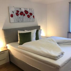 罗伊特嘎斯霍夫豪斯普酒店的卧室配有两张挂着红色鲜花的床。