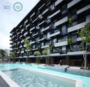 华欣Seamira House Huahin - SHA的一座建筑前面设有游泳池